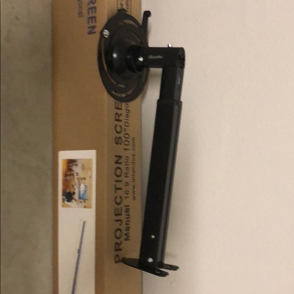 Projection screen and wall mount - Picture 4 of 8